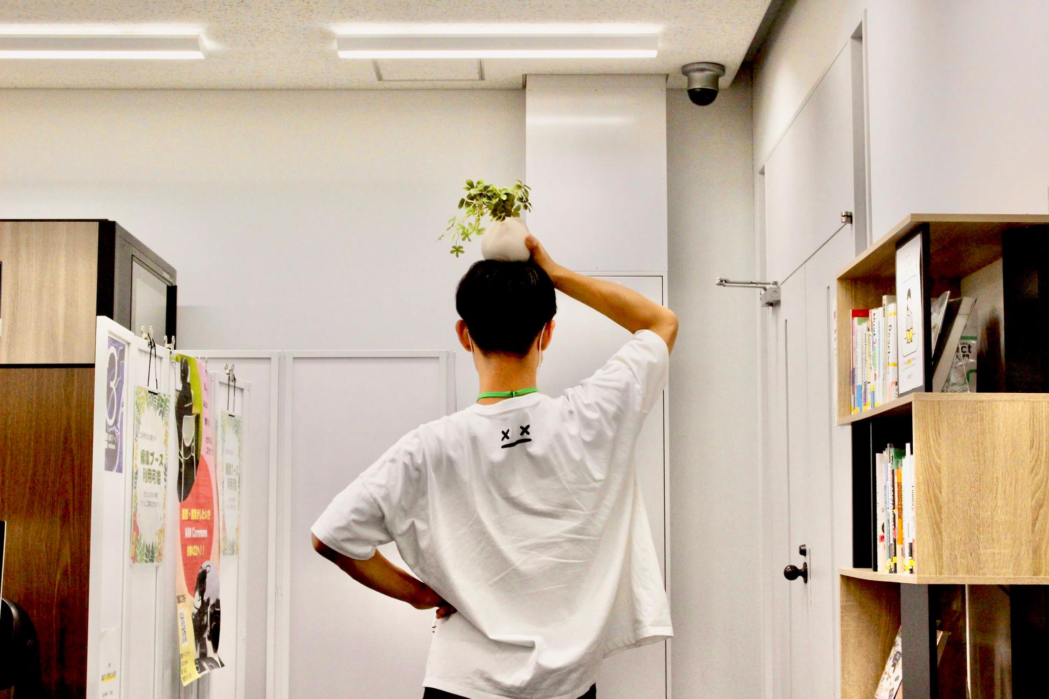 飯田優斗が背を向けてポーズを取っている画像